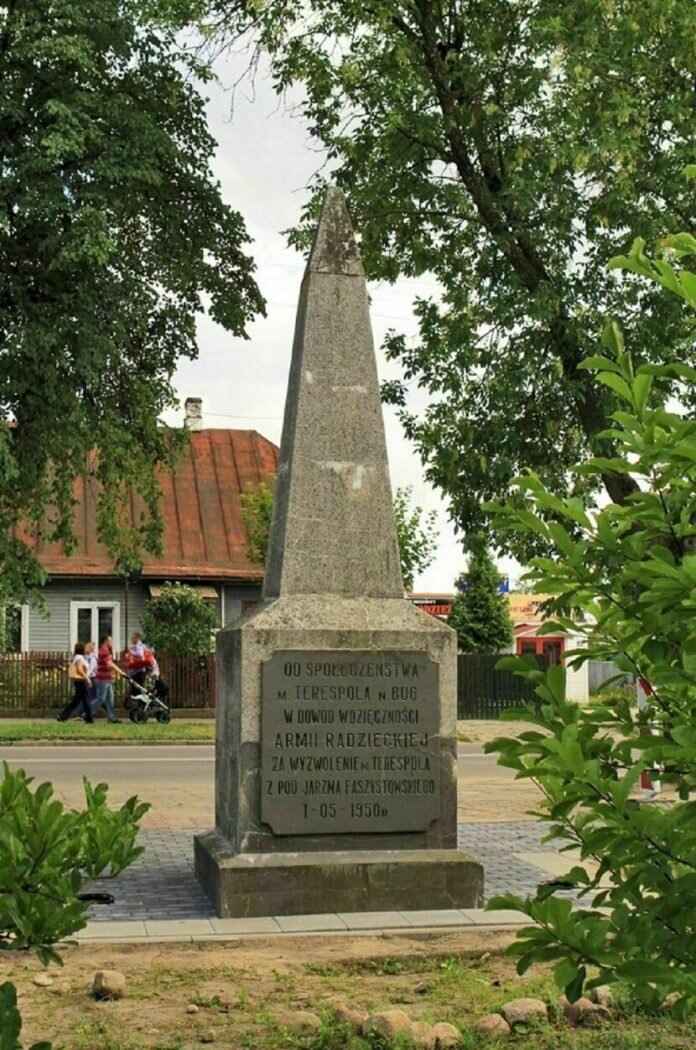 Памятник на братской могиле 64 красноармейцев в Тересполе