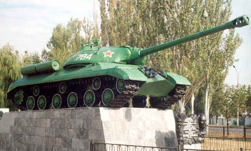 Танк-памятник ИС-2 в Павлограде