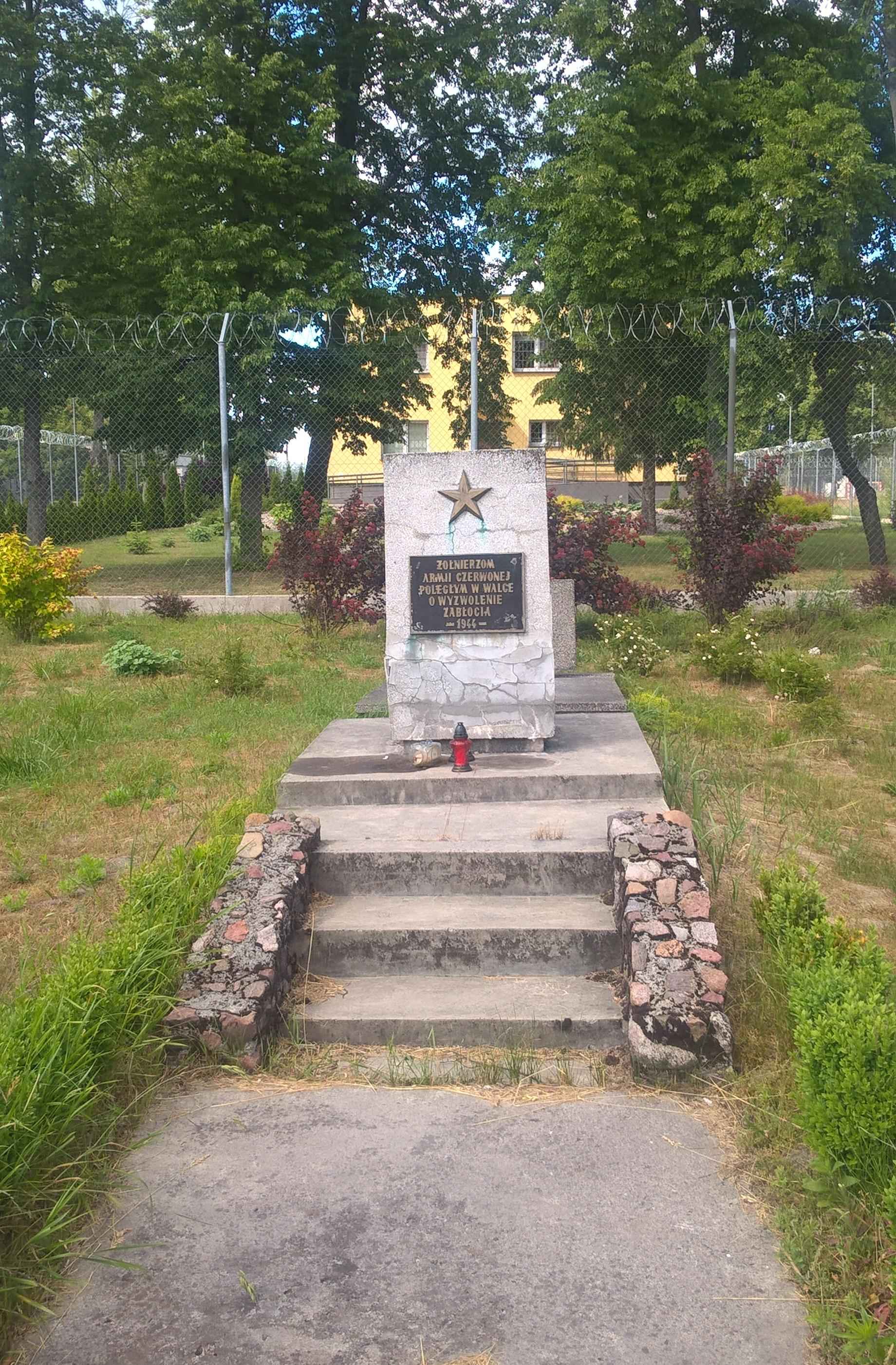 Памятник на могиле советских воинов в Заблоце