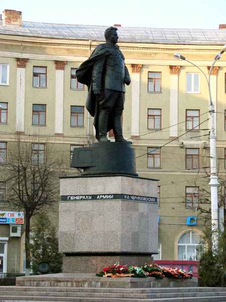 Памятник Генералу Черняховскому в Вильнюсе