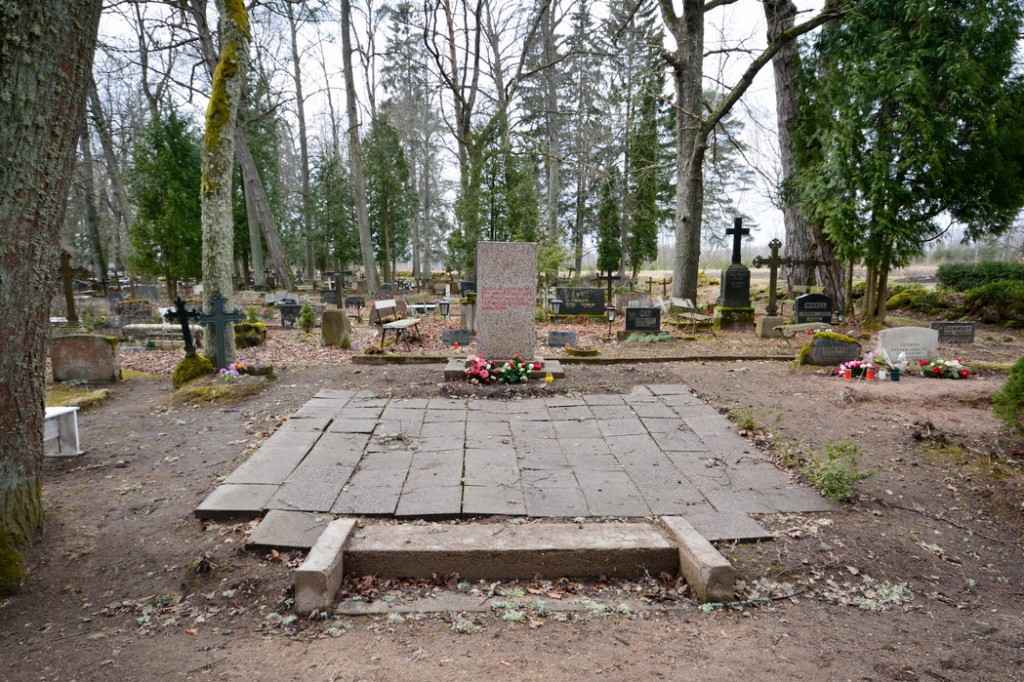 Памятник на братской могиле красноармейцев в Вынну