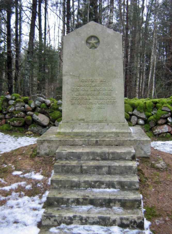 Памятник на братской могиле советских воинов в Люманда