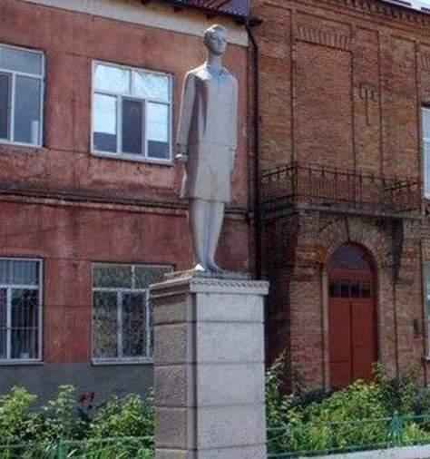 Памятник Зое Космодемьянской в Белгороде-Днестровском