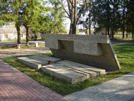 Мемориал на воинском братском кладбище в Шкяуне