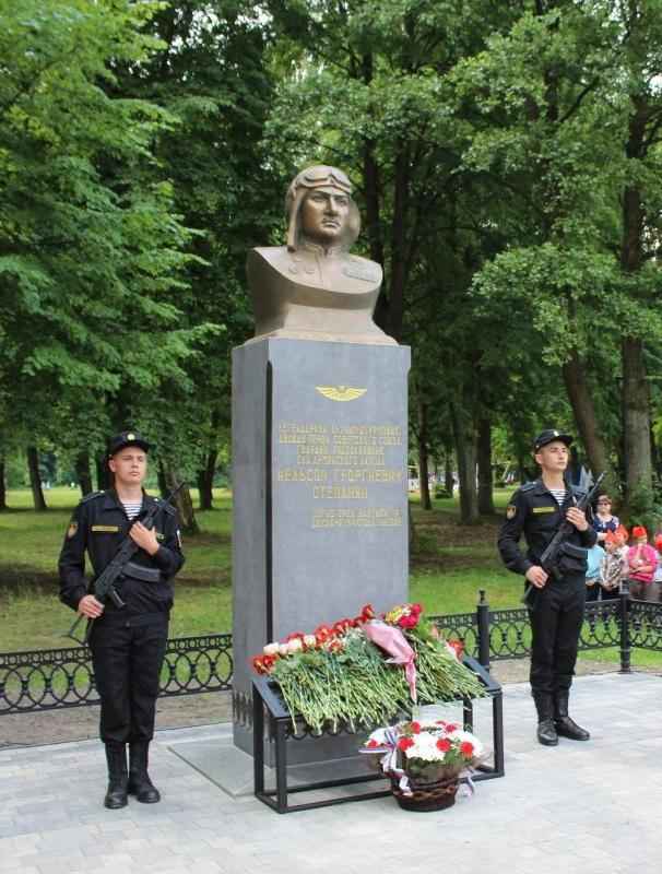 Бюст и постамент памятника дважды Герою Советского Союза Н. Г. Степаняну