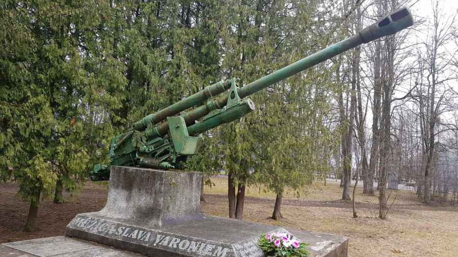 Памятник на братской могиле гвардии генерал-майора С. П. Куприянова и гвардии полковников Г. К. Шарикалова и С. Г. Газеева