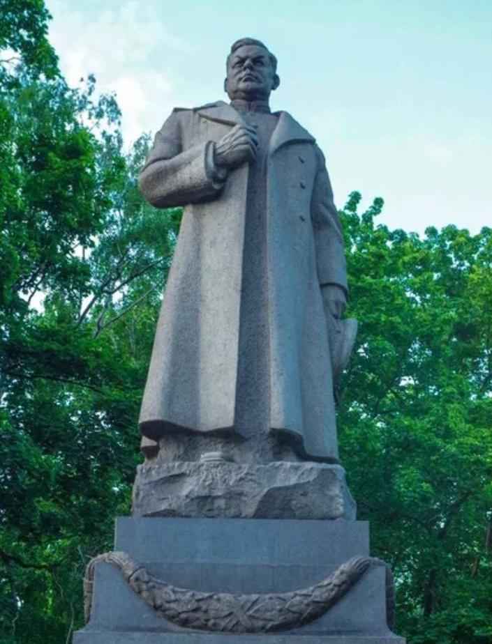 Памятник генералу Н. Ф. Ватутину в Киеве