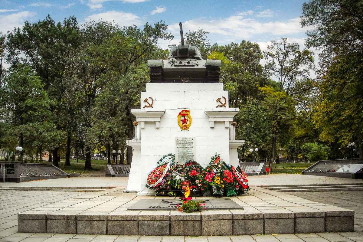 Танк-памятник Т-34 в Каменце-Подольском