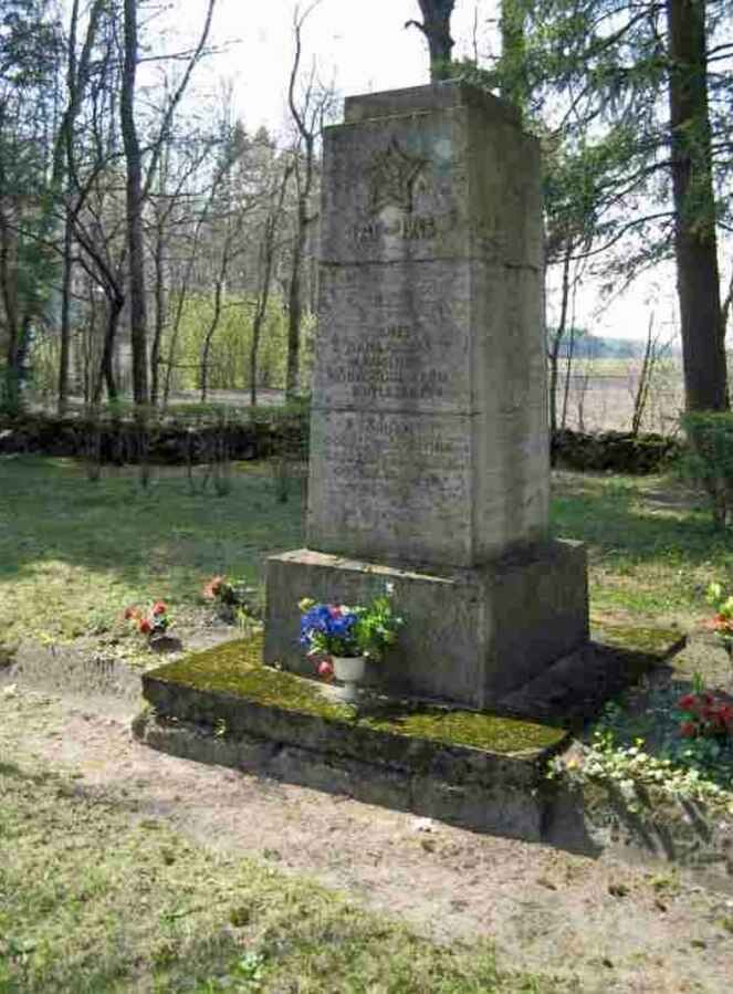 Памятник на братской могиле красноармейцев в Тумала