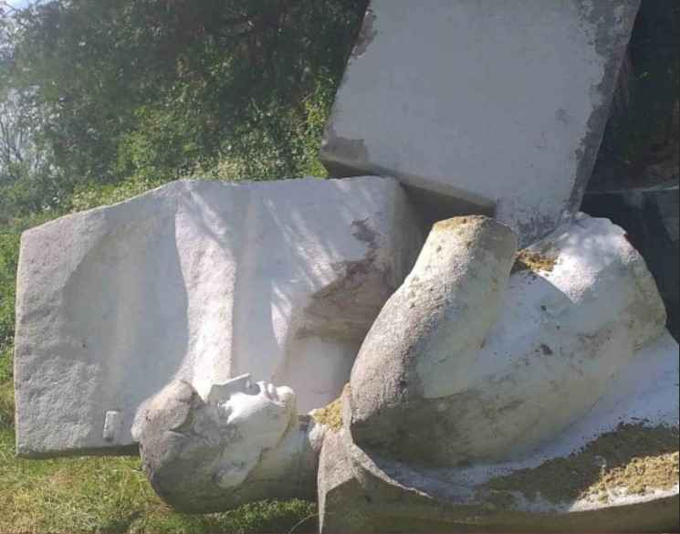 Памятник советским воинам в селе Миженец
