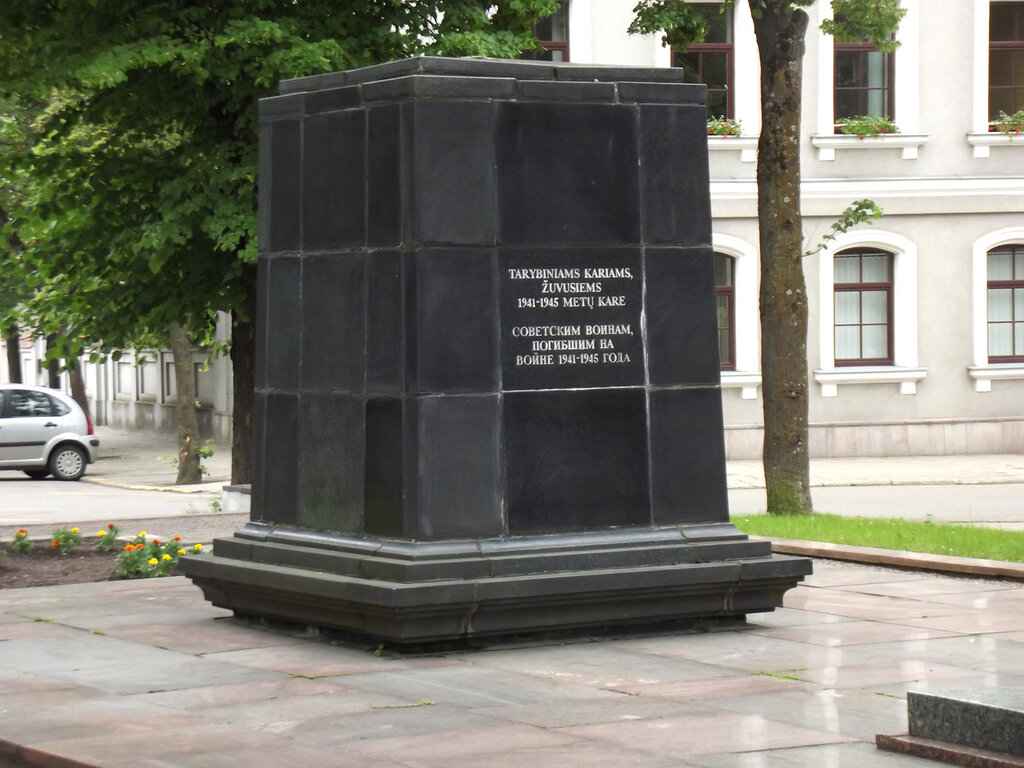 Обелиск советским воинам-освободителям в Шяуляе