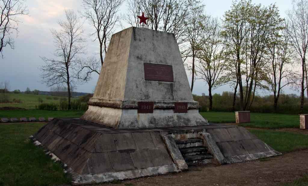 Памятник на кладбище советских воинов в Гиркальнисе