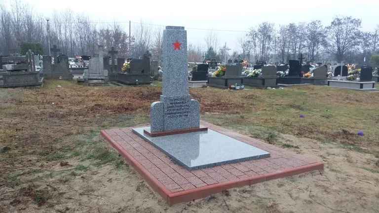 Памятник советским военнопленным в деревне Горынь